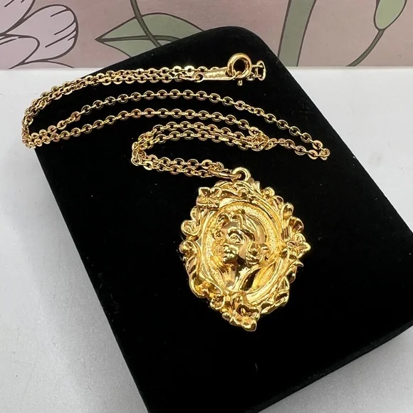 Avon Snow White Disney Necklace 1994 - Picture 3 of 4